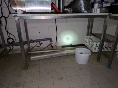 une image d'une cuisine avec un évier et un comptoir