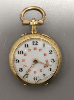 une montre de poche en or avec un cadran blanc et des chiffres