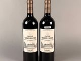 deux bouteilles de vin posées sur une table l'une à côté de l'autre