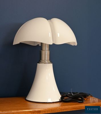 une lampe posée sur une table en bois