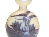 un vase en verre orné d'un motif sur fond blanc
