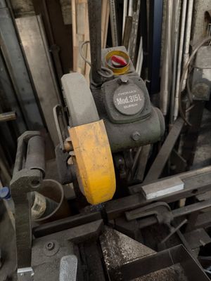 une machine qui travaille sur une pièce de bois