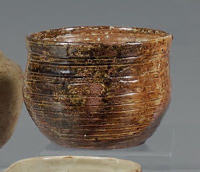 deux bols et un bol exposés sur une table