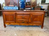 une armoire en bois surmontée d'une pancarte