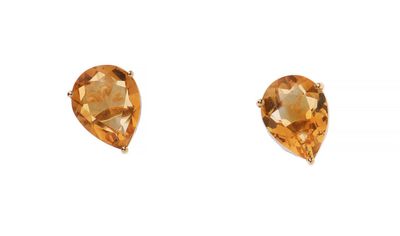 une paire de boucles d'oreilles ornées d'une citrine facettée
