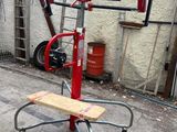 un petit chariot posé sur le trottoir