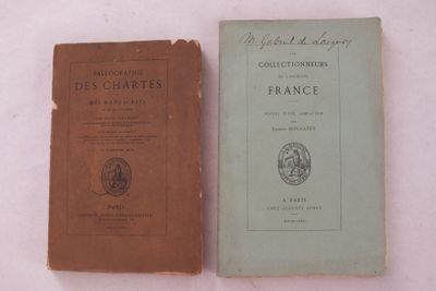 deux livres posés l'un à côté de l'autre sur une table blanche