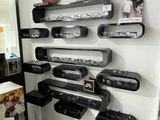 une exposition de manettes de jeux vidéo accrochées au mur