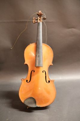 un gros plan d'un violon posé sur une surface grise