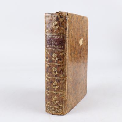 un vieux livre posé sur une surface blanche