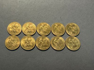 un tas de pièces d'or posé sur une table