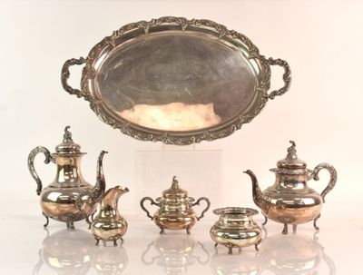beaucoup d'objets en argent posés sur une table