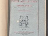 un vieux livre posé sur une table à côté d'une tasse de café