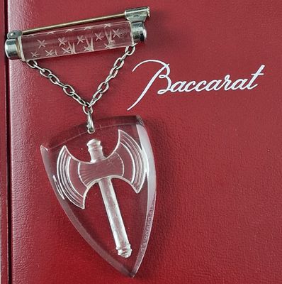 une photo d'un réfrigérateur rouge auquel est accroché un porte-clés en verre
