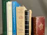 de nombreux livres empilés les uns sur les autres