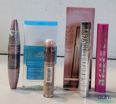 tout un tas de produits de maquillage différents posés sur une table