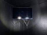 un téléviseur à écran plat fixé au mur d'une pièce