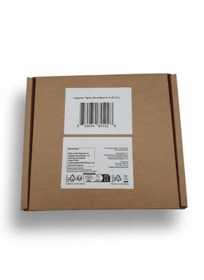 un gros plan d'une boîte en carton sur laquelle figure un code-barres
