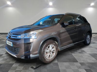 la voiture grise est garée dans le garage sur le sol en damier