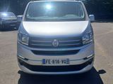 la camionnette blanche est garée dans un parking avec d'autres voitures