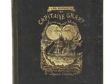 un livre noir avec des lettres dorées et l'image d'un bateau