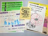 plusieurs brochures, imprimées sur différents types de papier, posées sur une table