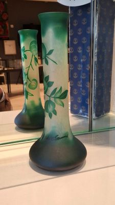 DE VIANNE, Vase au long col en pâte de verre dégagé à l'acid…