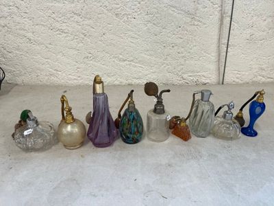 de nombreuses bouteilles en verre alignées sur une table