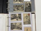 un livre ouvert avec des photos de personnes et de bâtiments