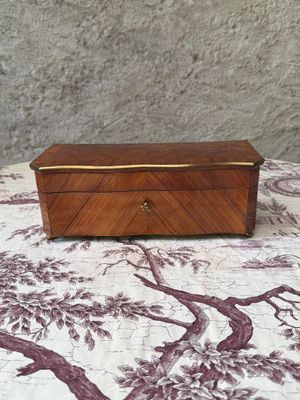 une petite boîte en bois posée sur une table