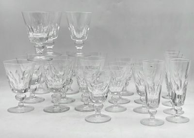 un grand nombre de verres à vin posés sur une table