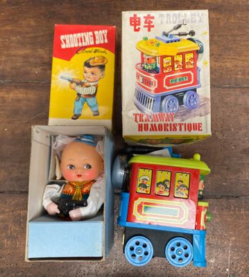 un petit train miniature avec un bébé à l'intérieur