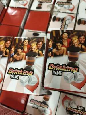 des boîtes de jeux à boire posées sur une table dans un magasin