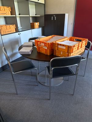 une table sur laquelle sont posés plusieurs cartons
