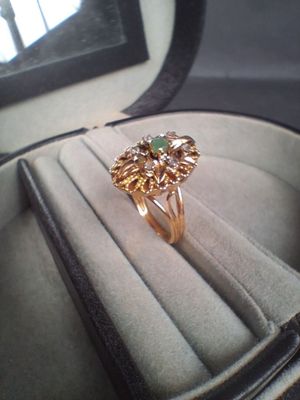 Bague en or jaune (750/1000e) centrée d'une petite émeraude …