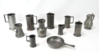 de nombreux types différents d'objets en pewter sur un fond blanc