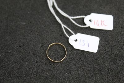 deux étiquettes fixées à un anneau posé sur une table