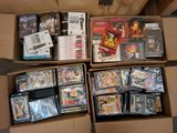 un grand nombre de dvd dans une boîte posée sur le sol