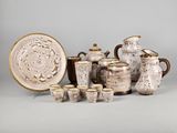 une image représentant un ensemble de vases et de tasses marron et blancs