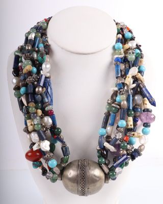 gros plan d'un collier sur un présentoir pour mannequin