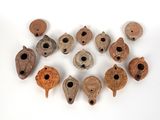 Plusieurs pièces de poterie sont disposées en cercle sur une surface blanche