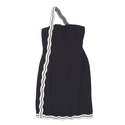 une robe noire avec des bordures blanches sur fond blanc