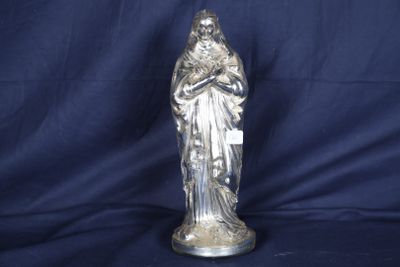 statue en argent représentant une femme tenant un enfant dans ses bras, sur fond bleu