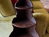 une grande tour en bois posée sur un tapis dans un salon