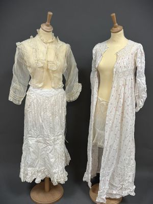 deux robes blanches présentées sur des mannequins devant un fond gris