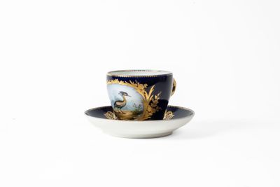 une image représentant une tasse et une soucoupe posées sur une surface blanche