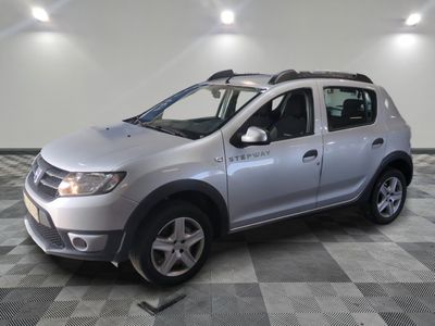 une photo d'une voiture argentée garée dans un garage