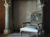 un fauteuil placé devant une cheminée dans une pièce