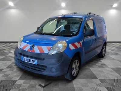 une petite camionnette bleue garée dans une pièce au sol carrelé