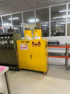 une armoire jaune au milieu d'une pièce